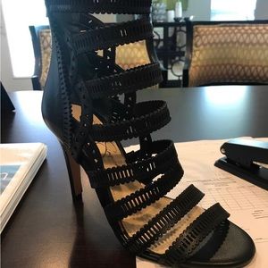 Jessica Simpson, black heels